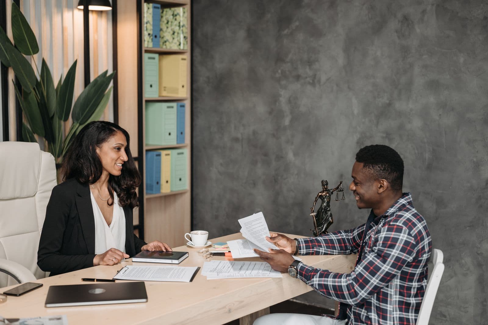 Consultation entre un conseiller JURIFISC et un client