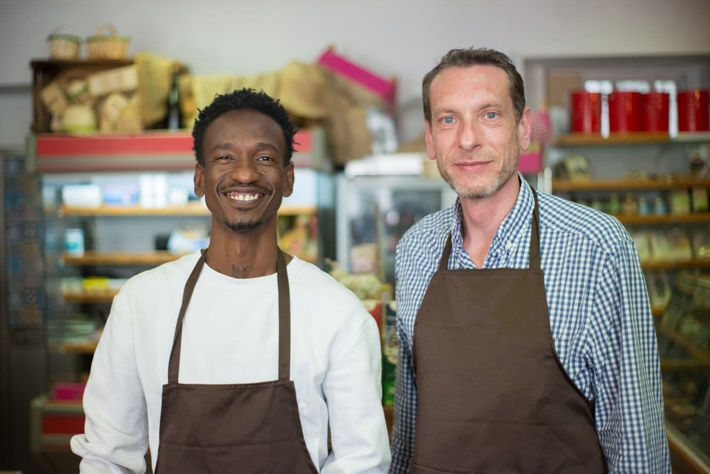 Entrepreneurs devant leur commerce
