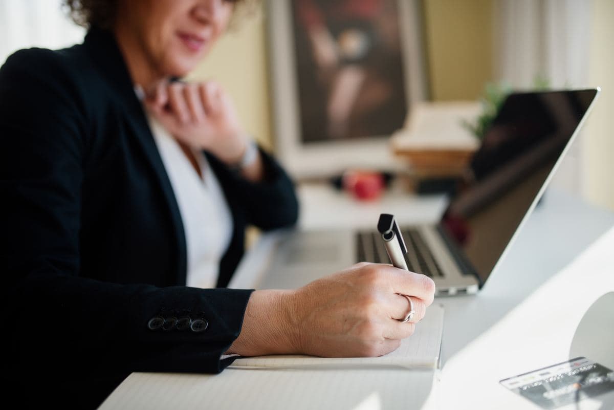 Professionnel au travail dans un cabinet de conseil